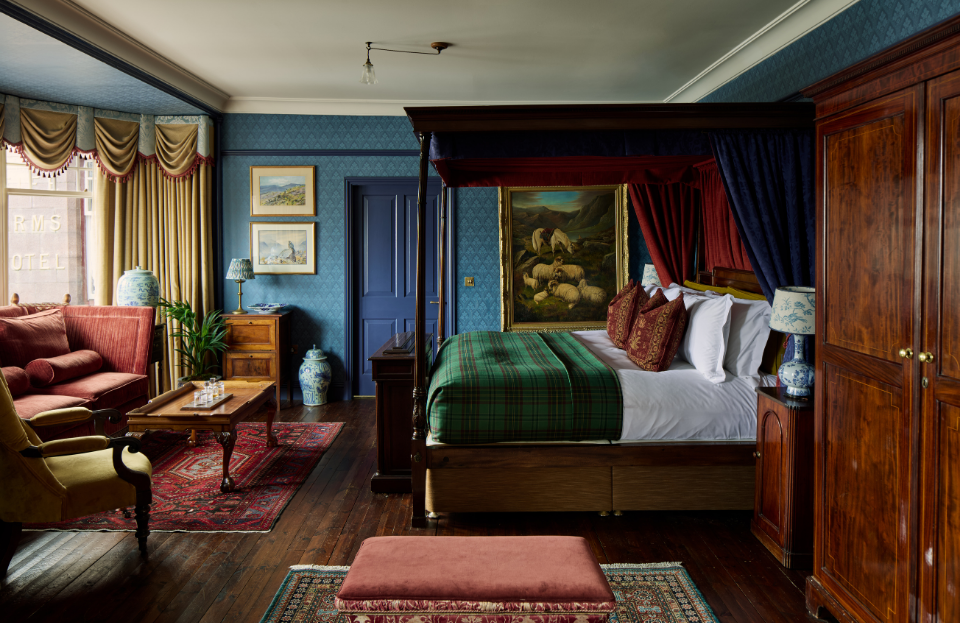 Prince Albert suite bed and sitting area