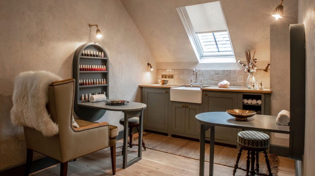 Manicure stations in the Albamhor Treatment Rooms.