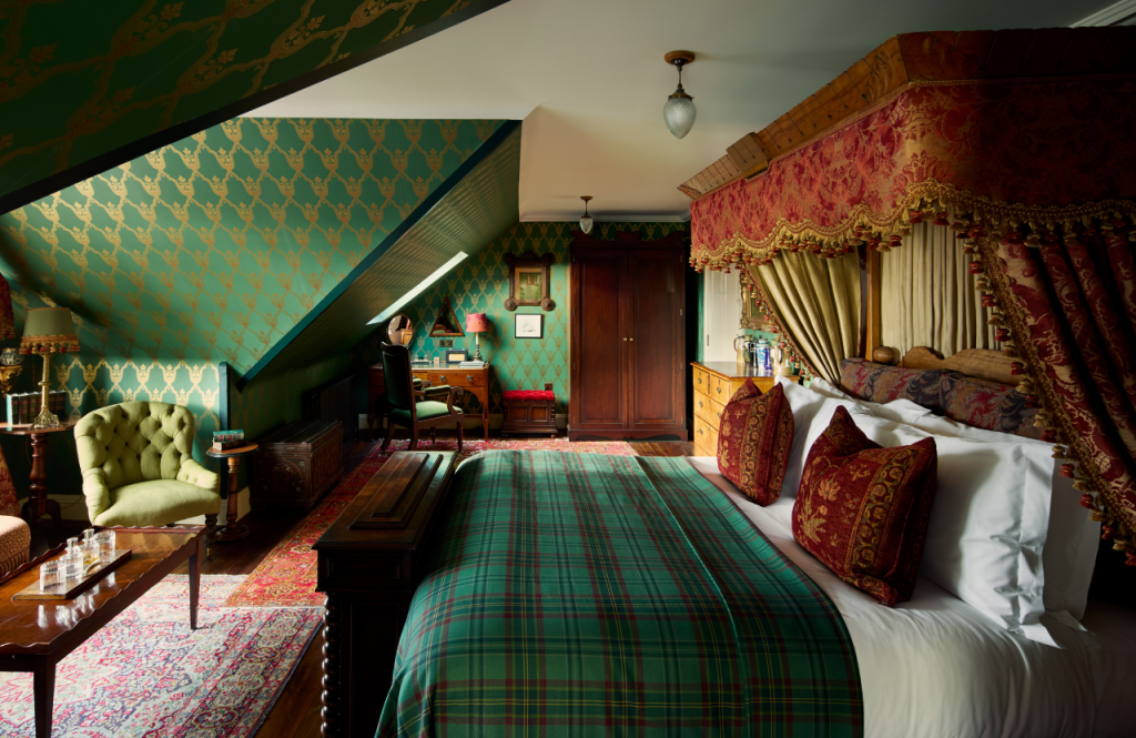 The German Emperor suite bed and sitting area