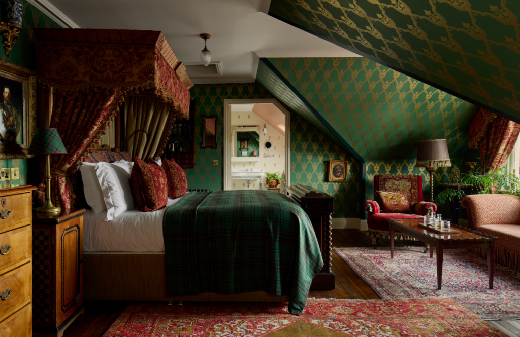 The German Emperor suite half tester bed and sitting area