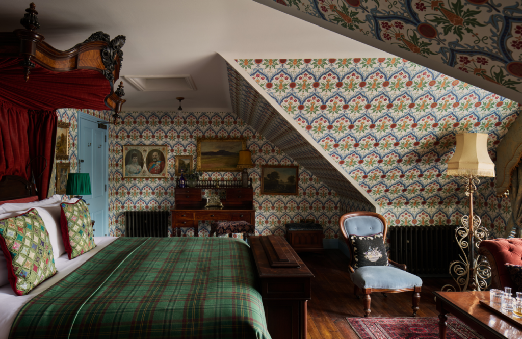 King Edward VII suite bed and sitting area