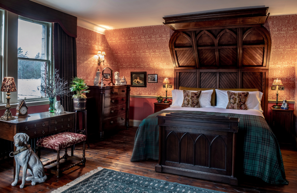 Sharp the Dog suite half-tester bed