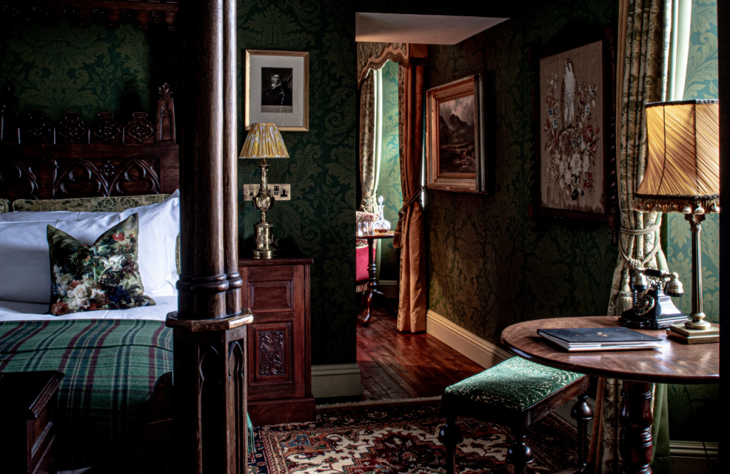 The Earl of Aberdeen suite with a four-poster bed