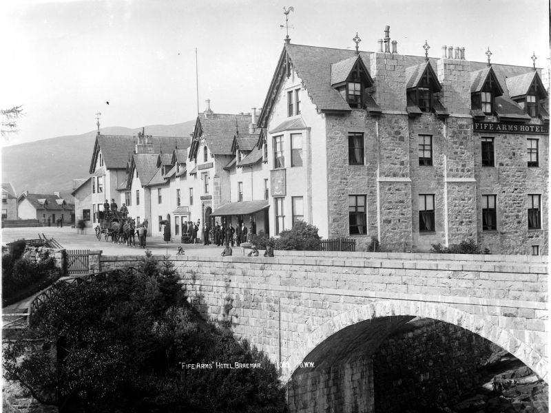 Exterior view of the Fife Arms from the Clunie Bridge with a horse drawn carriage outside